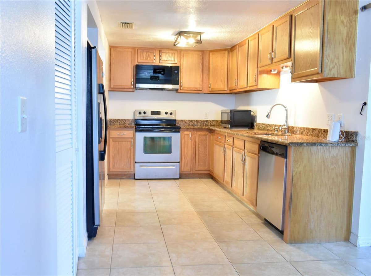 6006 N HUBERT AVE — photo 15 of 47
