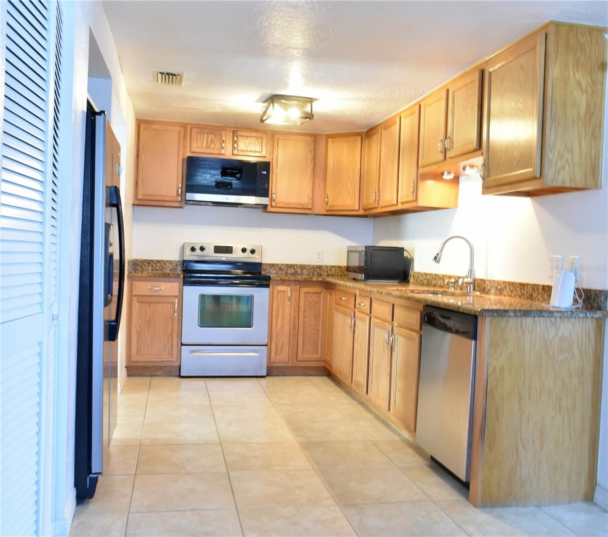 6006 N HUBERT AVE — photo 14 of 47