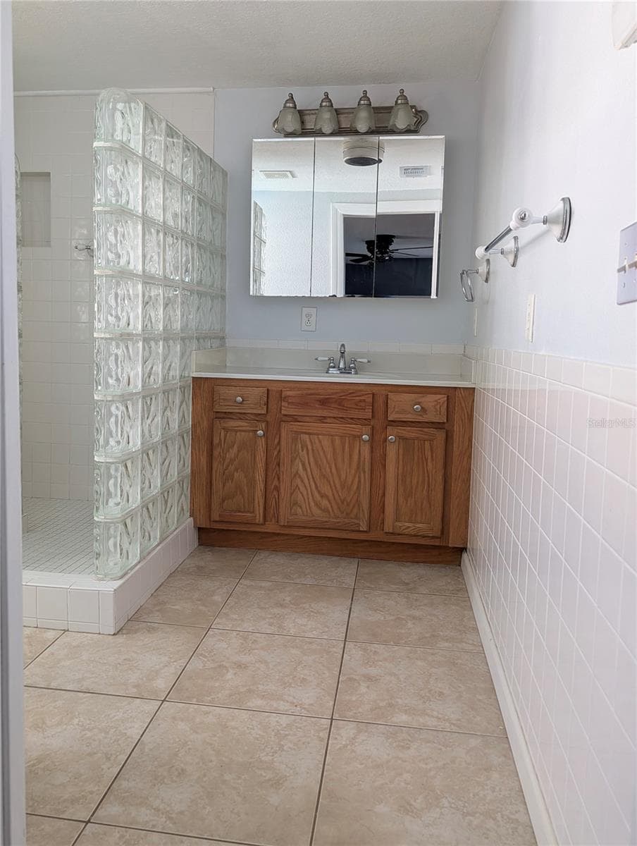6006 N HUBERT AVE — photo 38 of 47