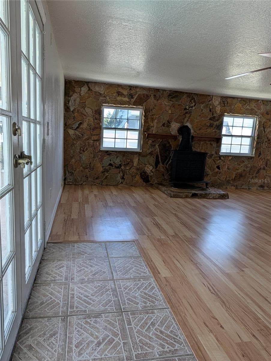 6006 N HUBERT AVE — photo 8 of 47