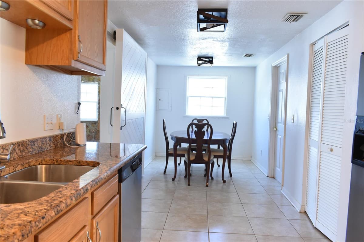 6006 N HUBERT AVE — photo 16 of 47