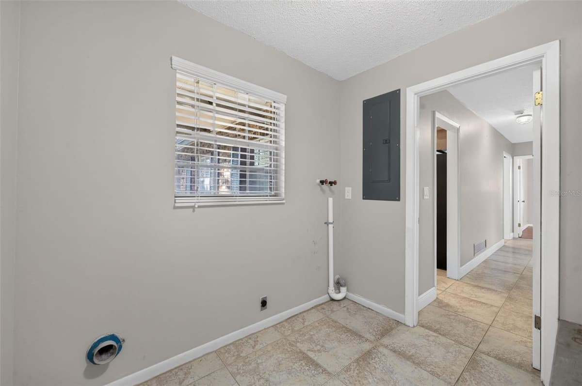 564 BROOKSIDE CIRCLE — photo 33 of 37