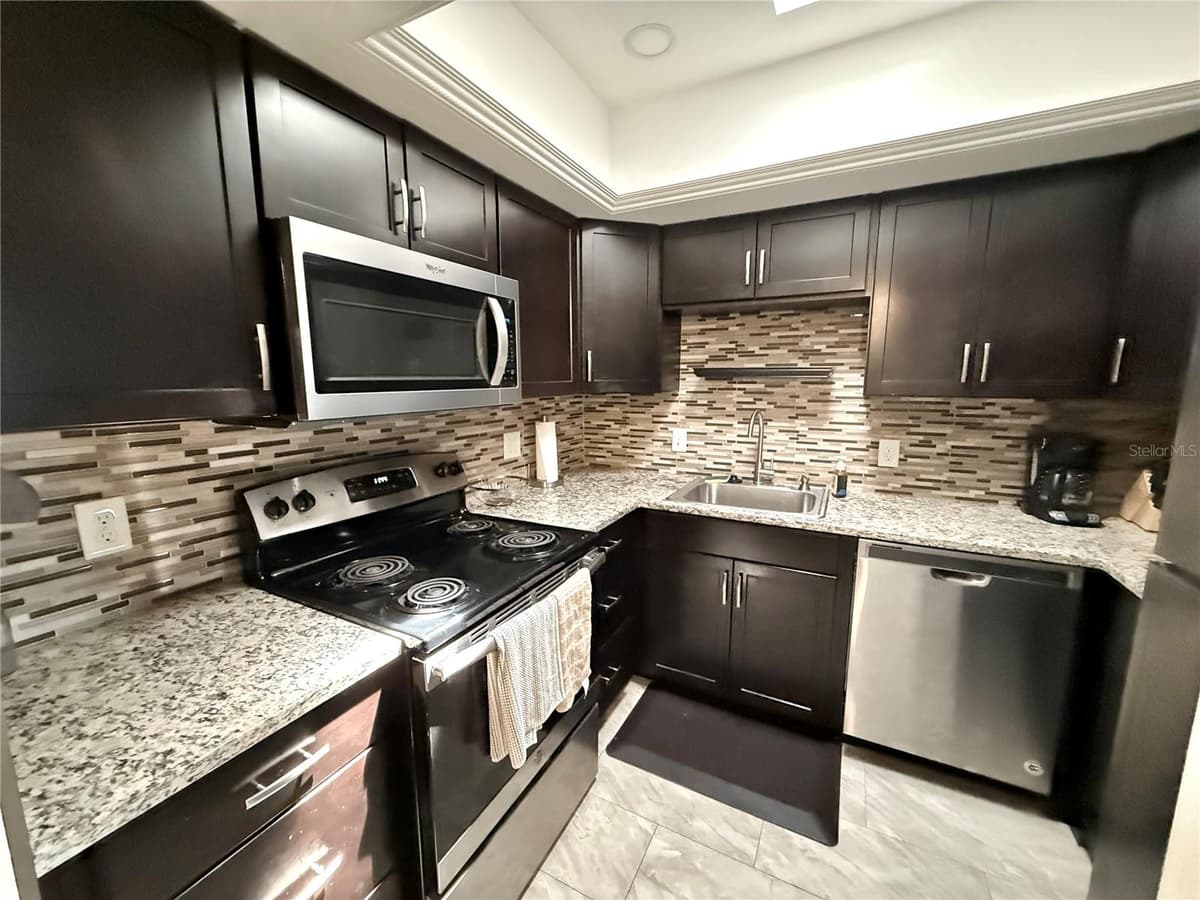 6111 2ND STREET — photo 12 of 32
