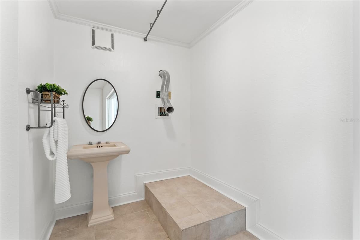 906 HENRY AVENUE — photo 39 of 96