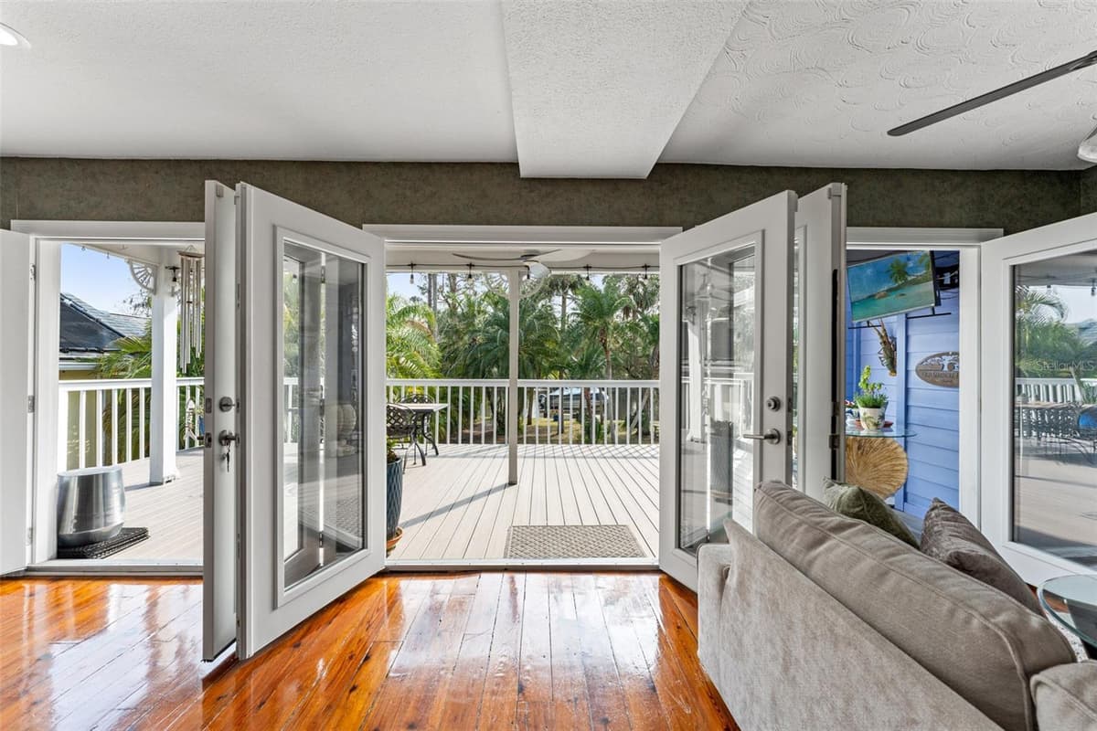 906 HENRY AVENUE — photo 9 of 96