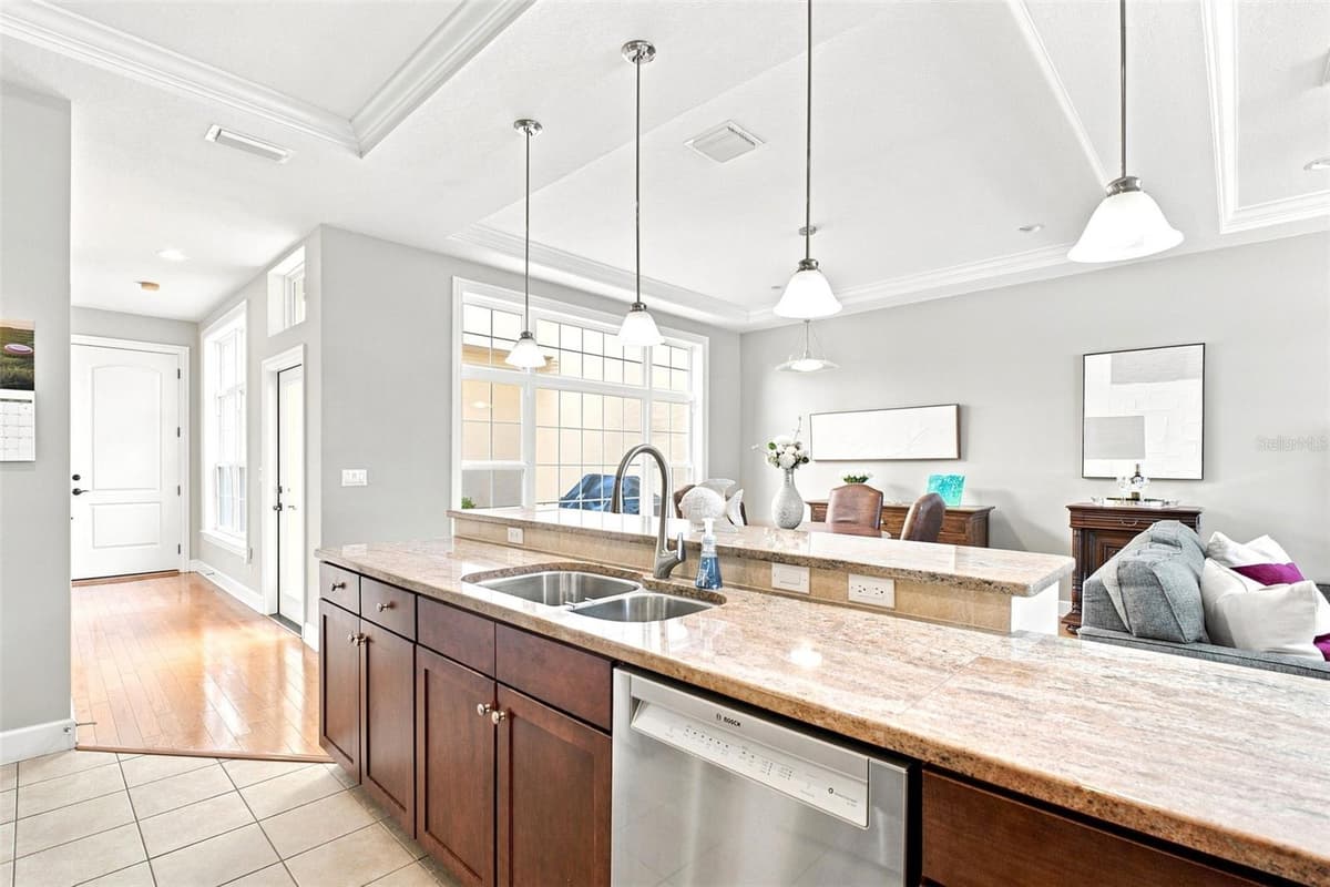 2557 PLATT STREET — photo 11 of 32