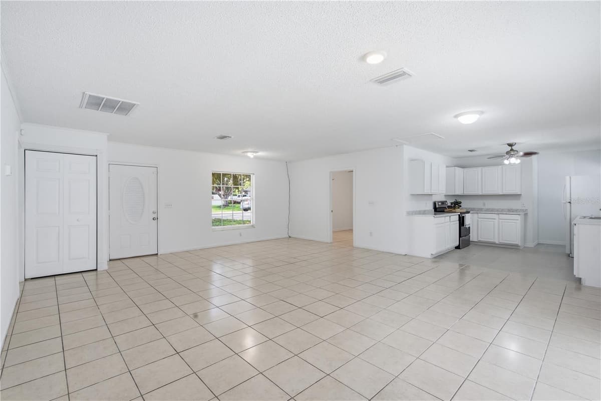 604 ROYAL CREST DRIVE — photo 11 of 56