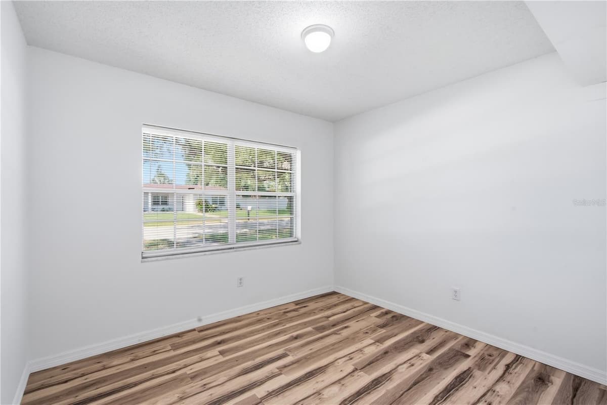 604 ROYAL CREST DRIVE — photo 32 of 56