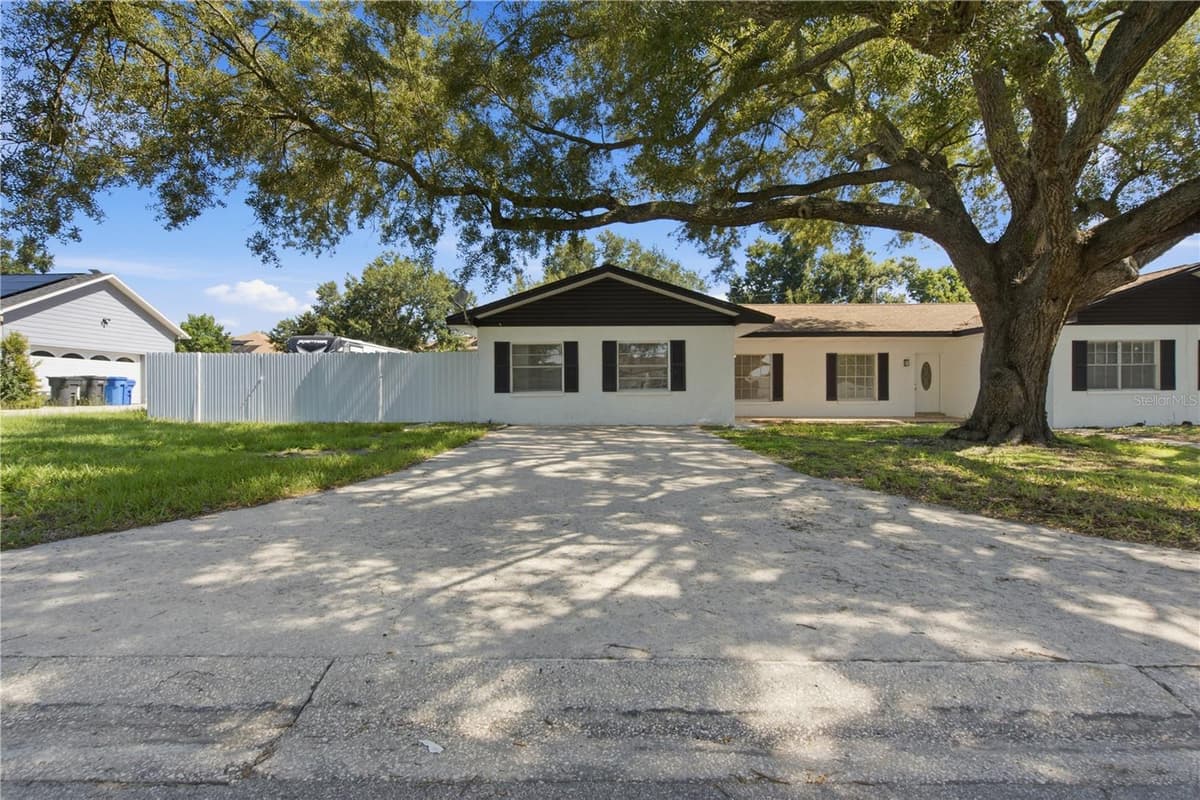 604 ROYAL CREST DRIVE — photo 4 of 56