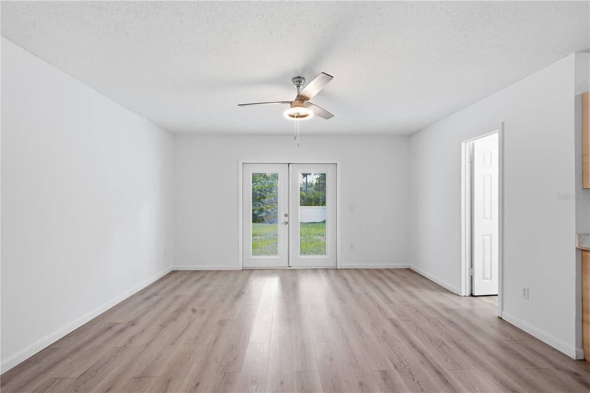 604 ROYAL CREST DRIVE — photo 41 of 56