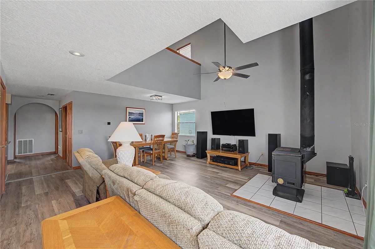 13337 SUSAN DRIVE — photo 11 of 68