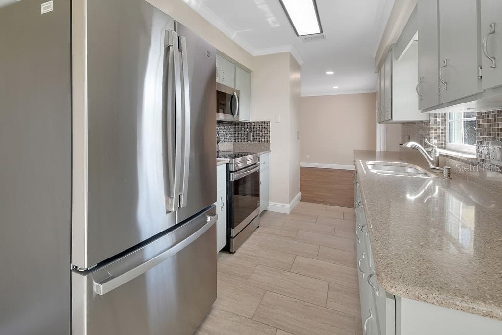 103 SIESTA COURT — photo 10 of 40