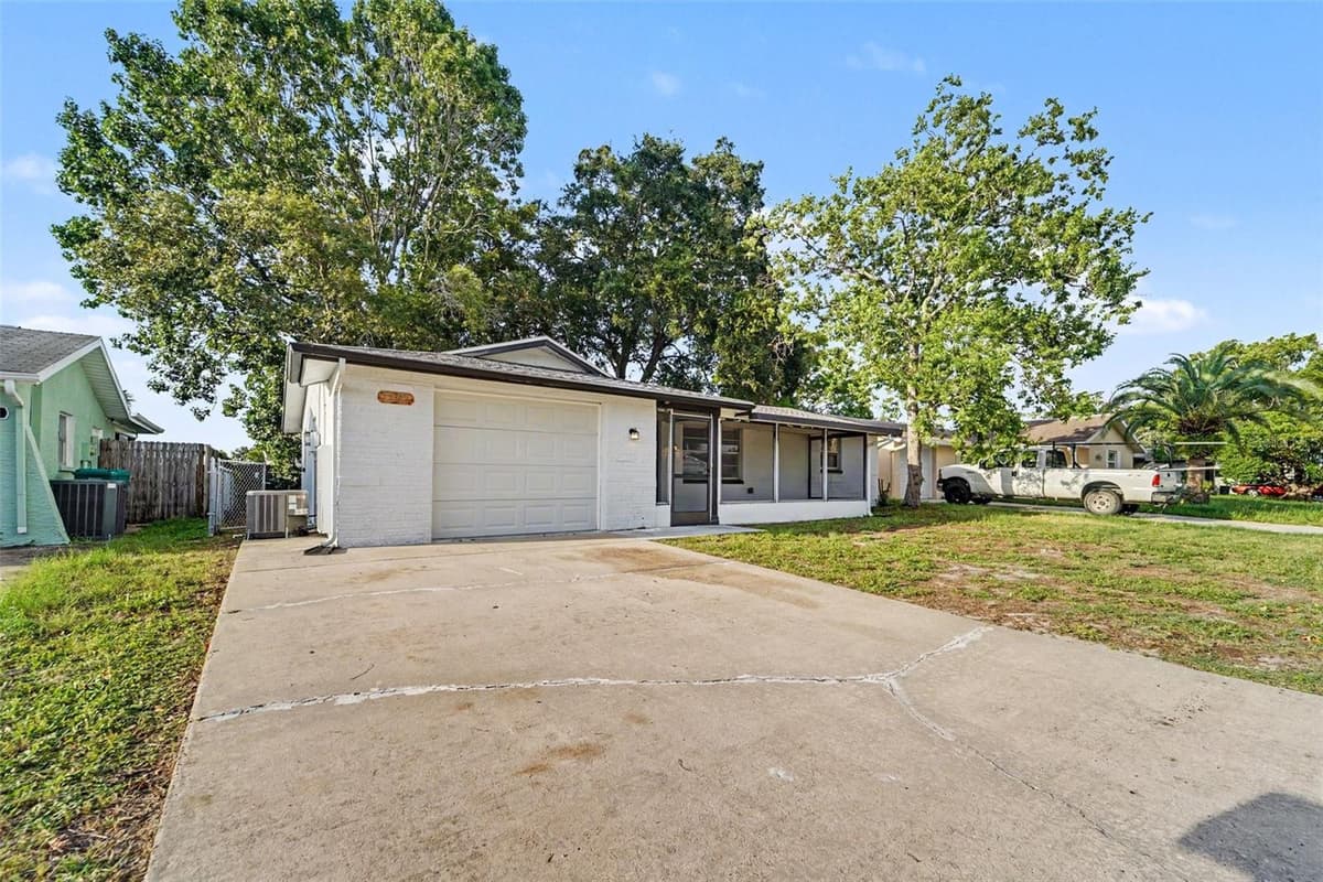 7207 SANDALWOOD DRIVE — photo 2 of 15