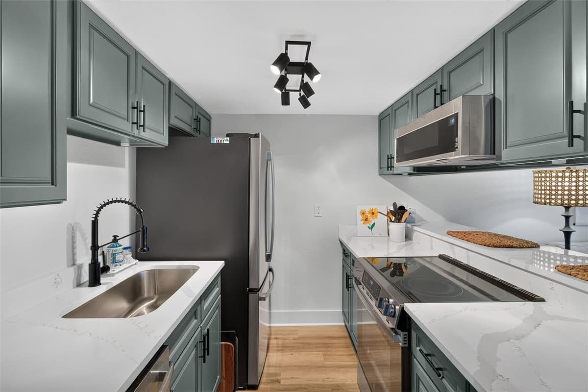 7625 SUN ISLAND DRIVE — photo 13 of 30