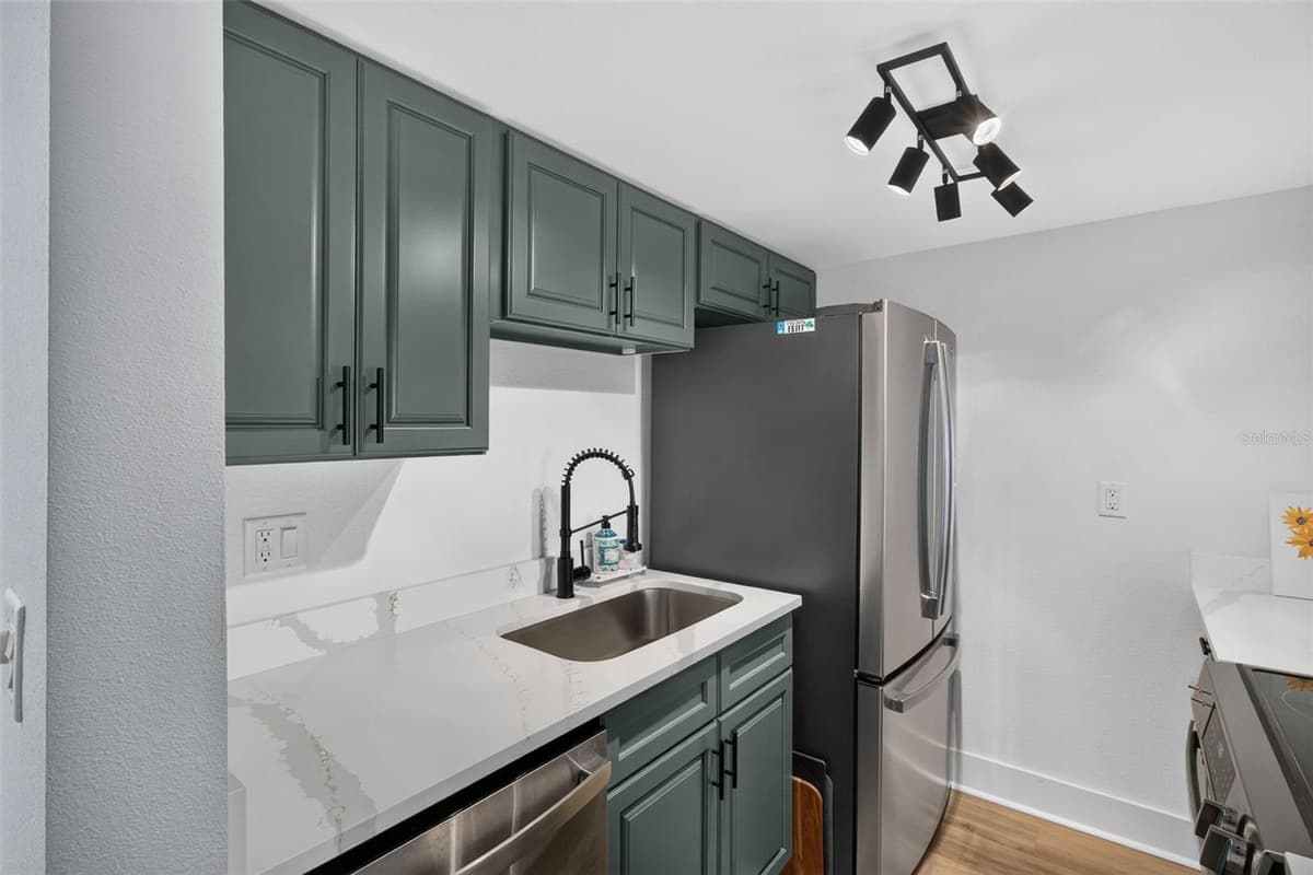 7625 SUN ISLAND DRIVE — photo 14 of 30