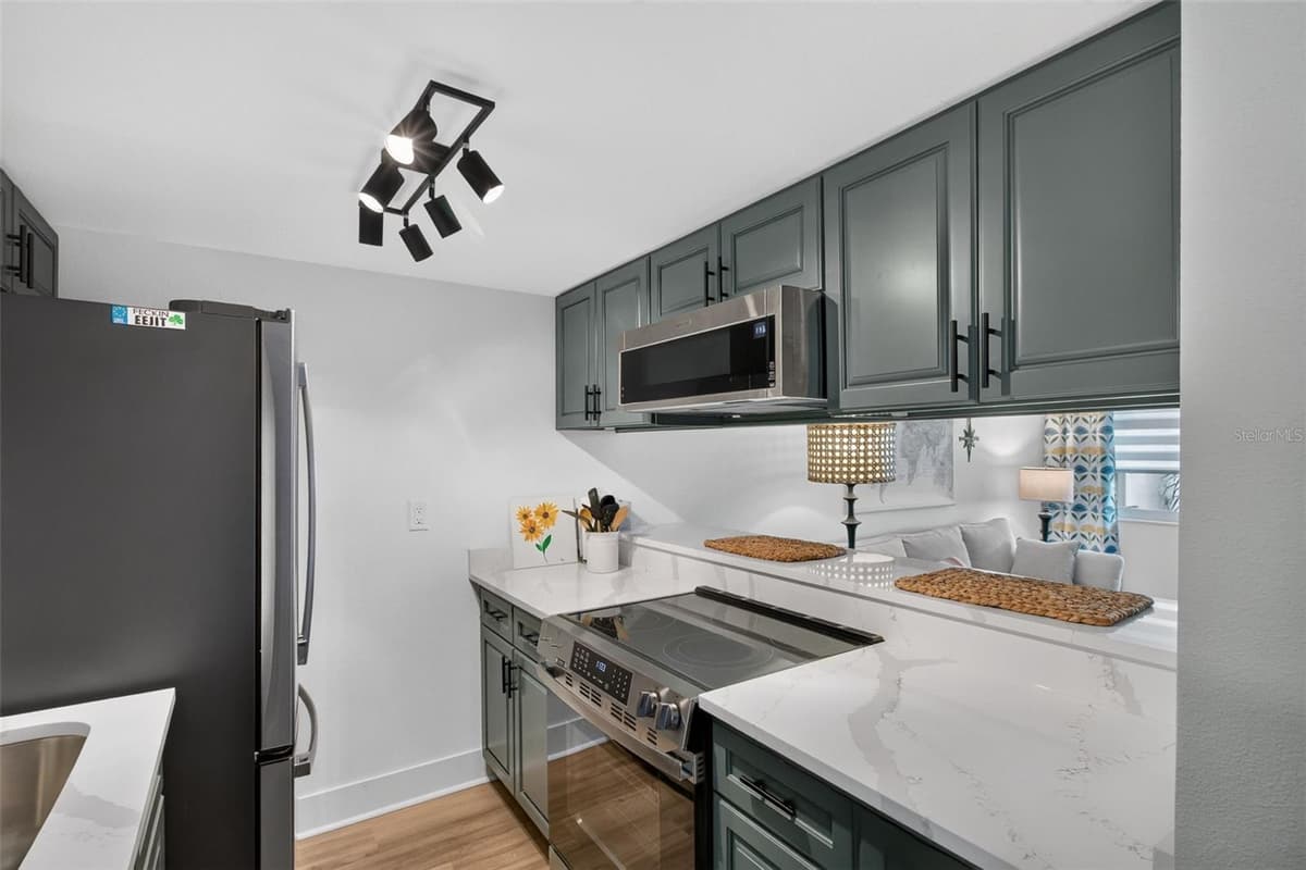 7625 SUN ISLAND DRIVE — photo 15 of 30