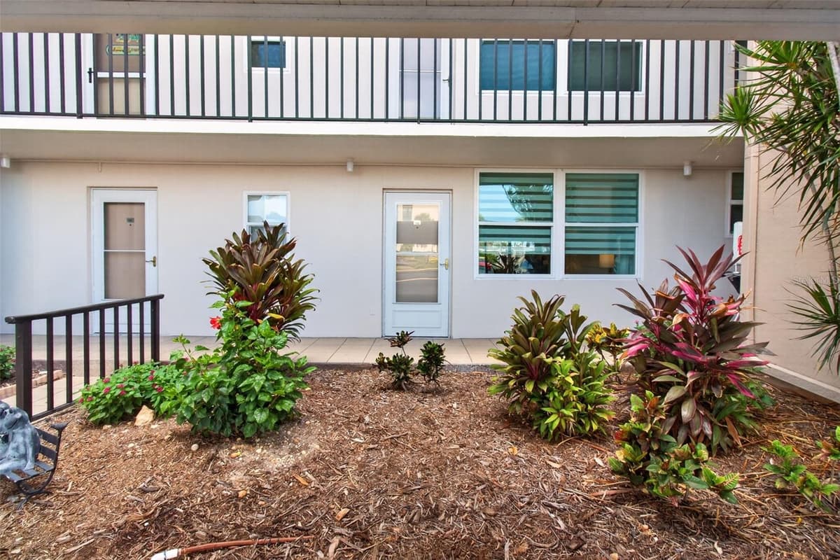 7625 SUN ISLAND DRIVE — photo 7 of 30
