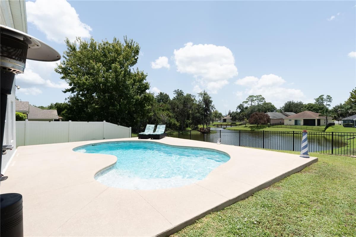 493 HOLLOW GLEN DRIVE — photo 3 of 5
