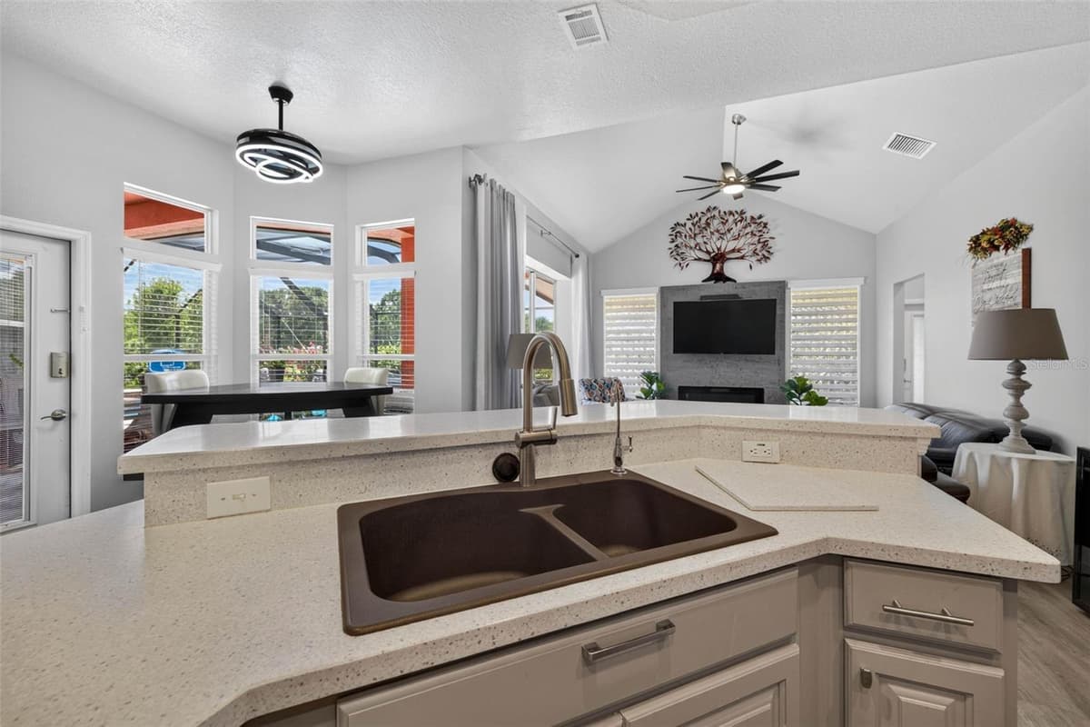5805 WEDGEFIELD DRIVE — photo 12 of 41