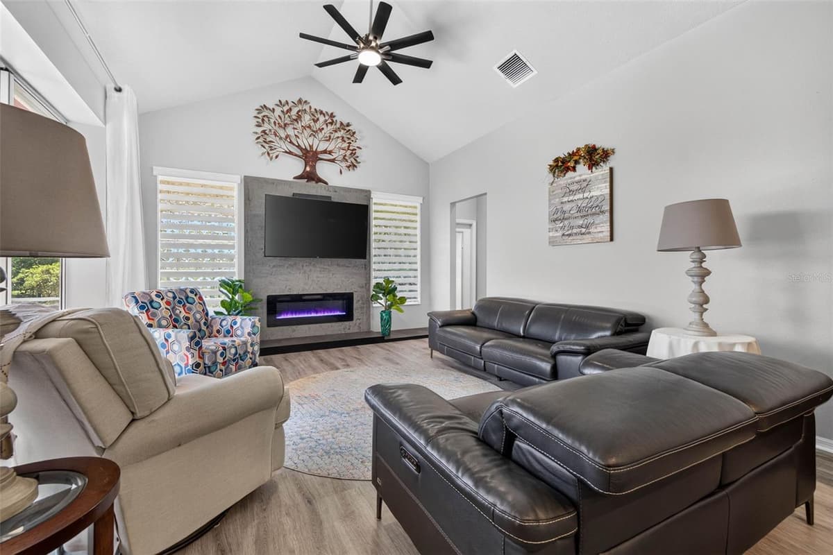 5805 WEDGEFIELD DRIVE — photo 9 of 41