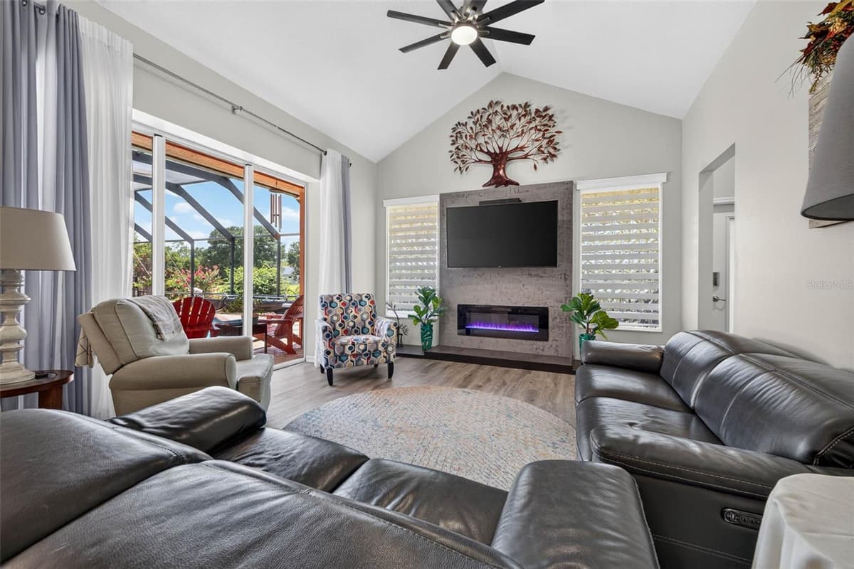 5805 WEDGEFIELD DRIVE — photo 10 of 41