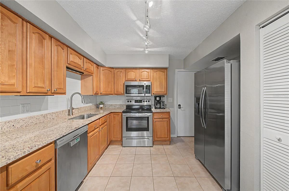 13302 ARENA PLACE — photo 10 of 28