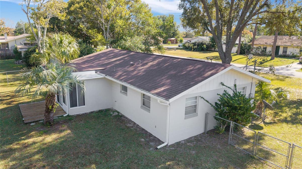 21529 HONEYSUCKLE STREET — photo 7 of 49
