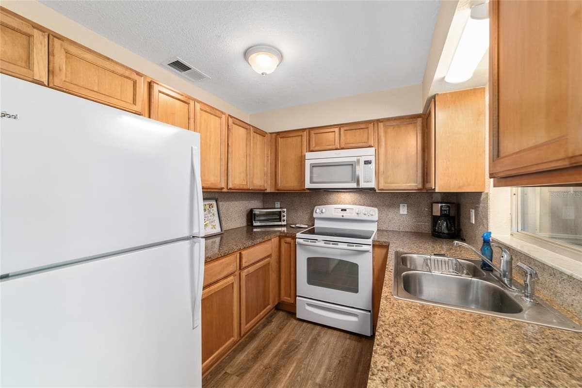 21529 HONEYSUCKLE STREET — photo 20 of 49