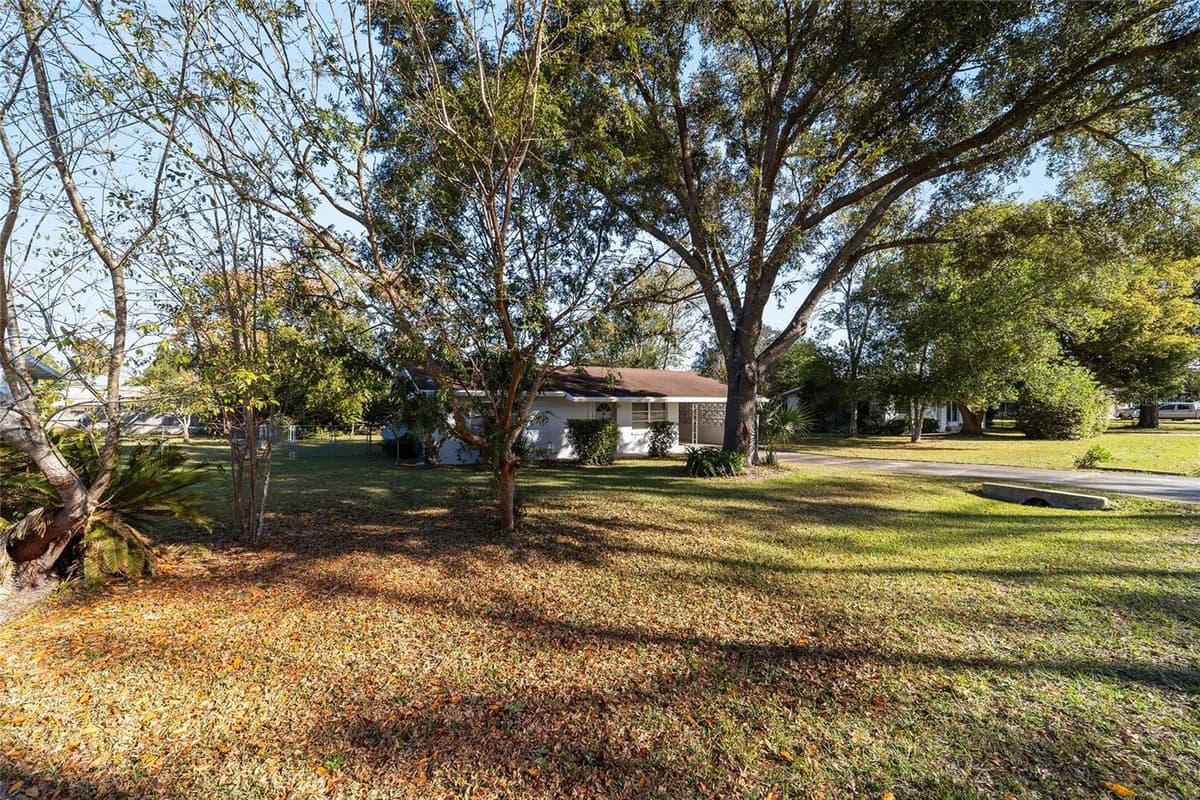 21529 HONEYSUCKLE STREET — photo 8 of 49