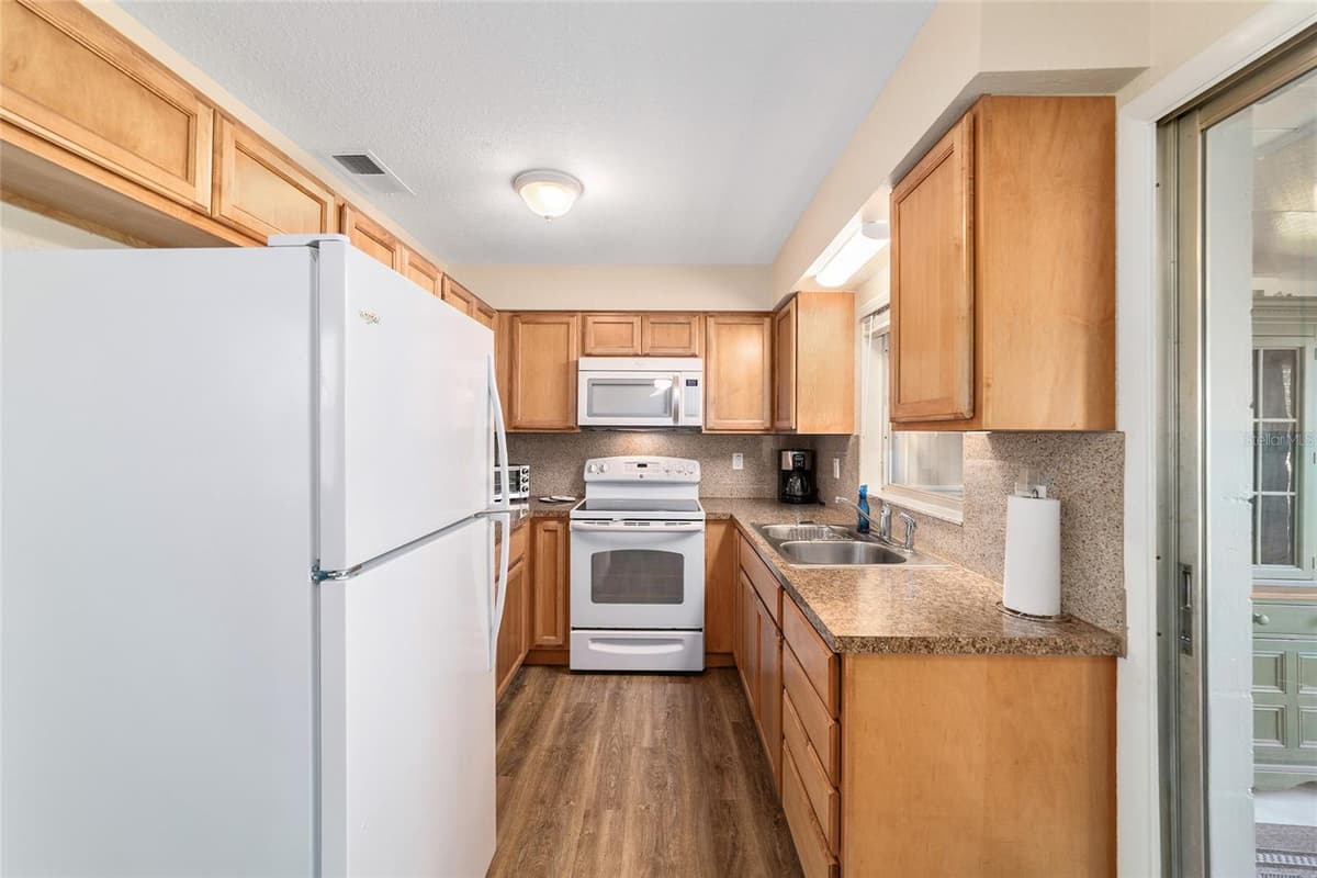 21529 HONEYSUCKLE STREET — photo 19 of 49