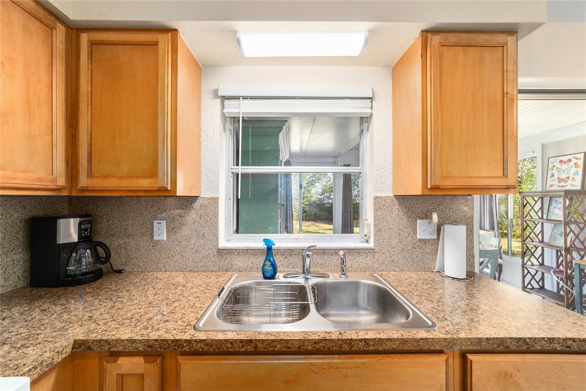 21529 HONEYSUCKLE STREET — photo 21 of 49