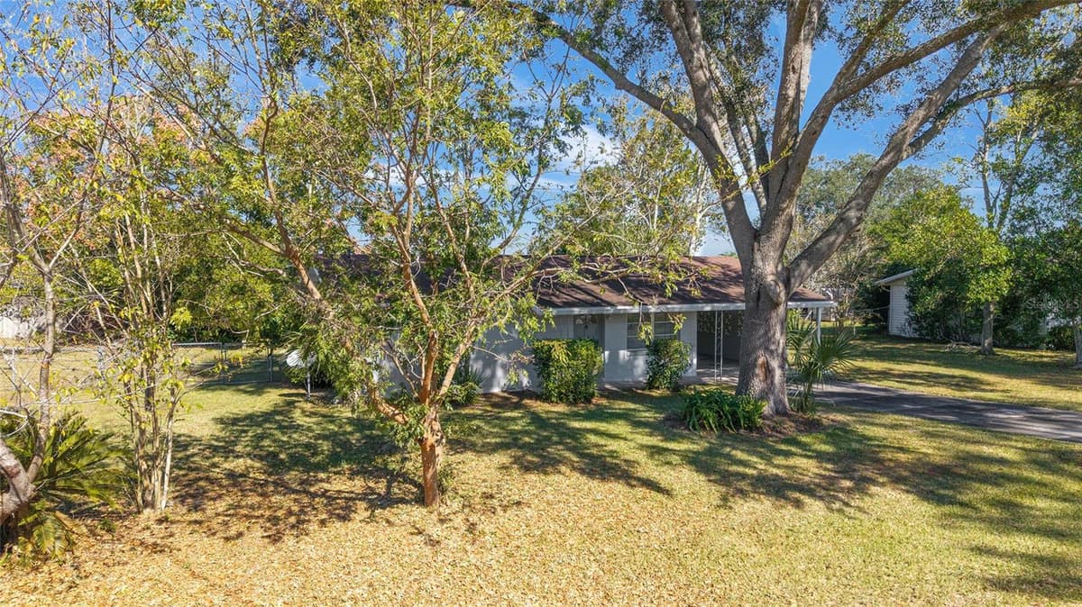 21529 HONEYSUCKLE STREET — photo 3 of 49