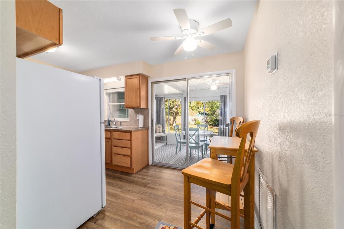 21529 HONEYSUCKLE STREET — photo 18 of 49