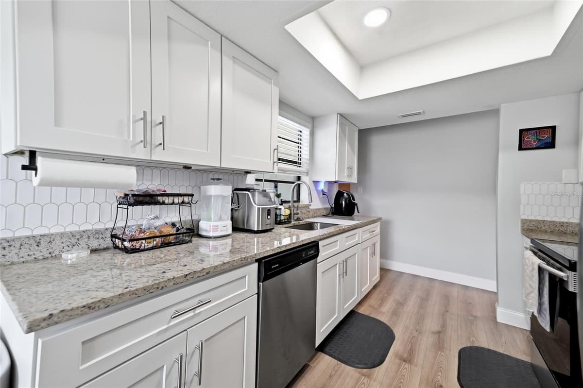 9407 21ST STREET — photo 10 of 30