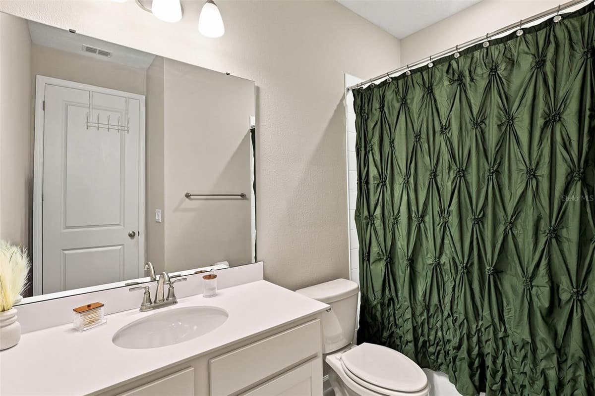832 GRIFFON AVENUE — photo 26 of 58