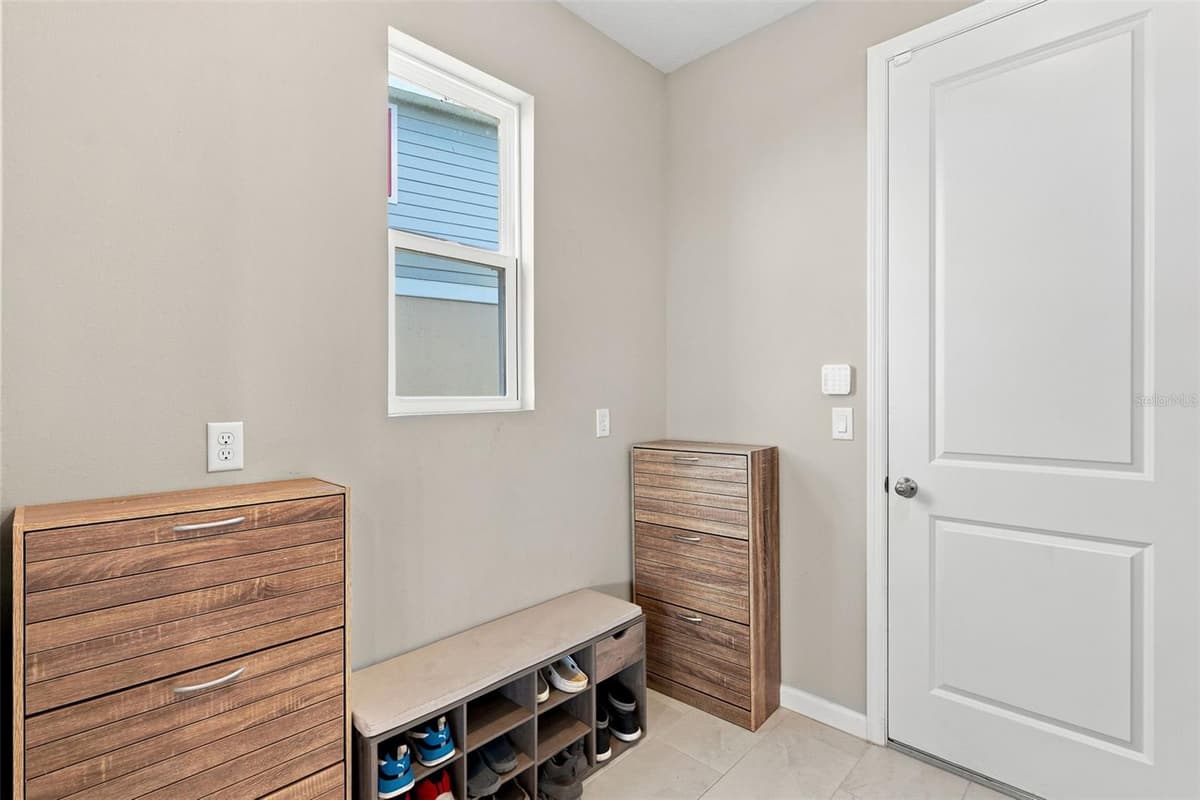 832 GRIFFON AVENUE — photo 38 of 58
