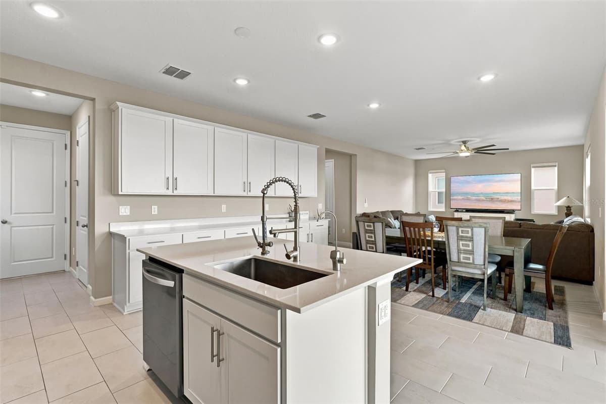 832 GRIFFON AVENUE — photo 16 of 58
