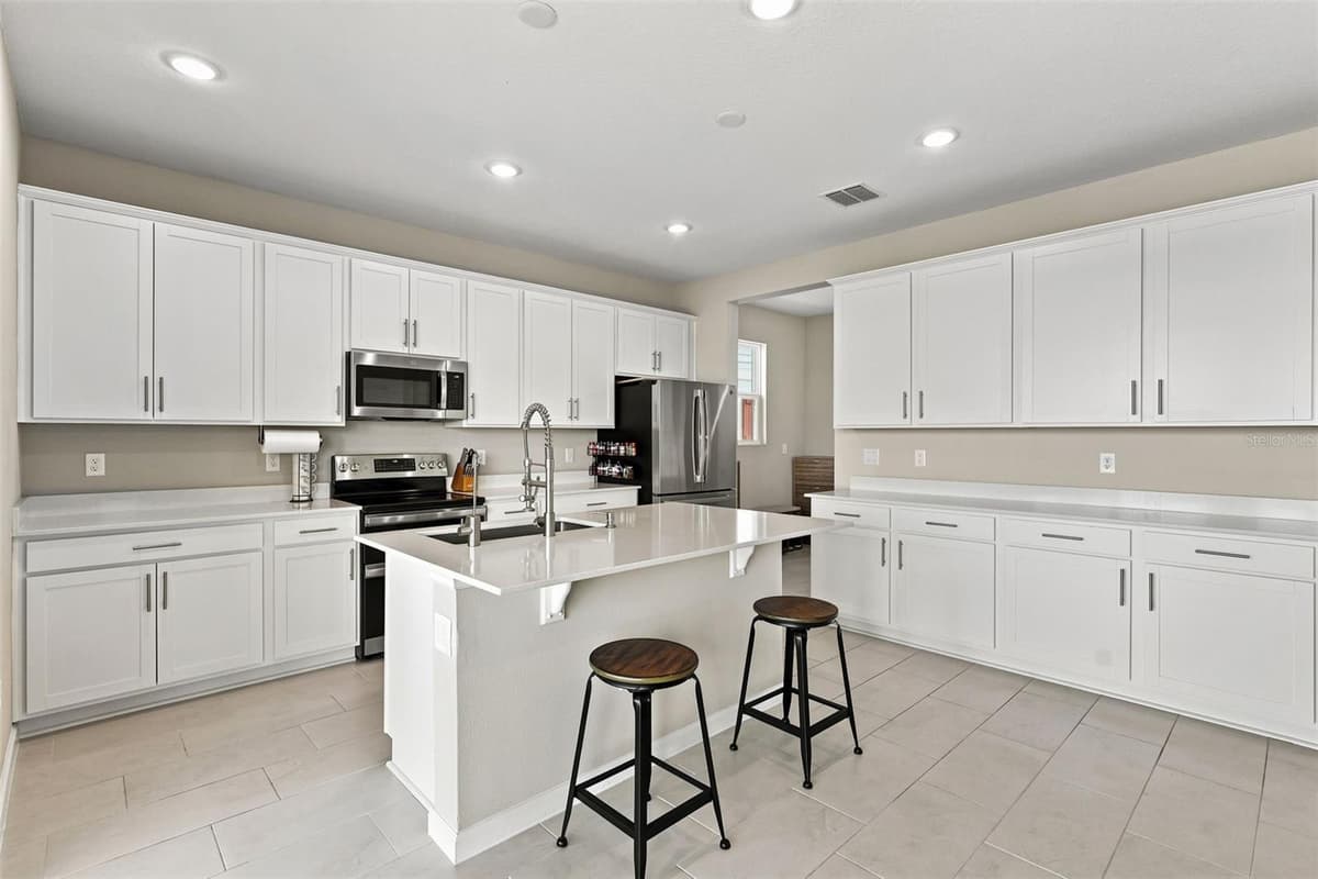 832 GRIFFON AVENUE — photo 17 of 58