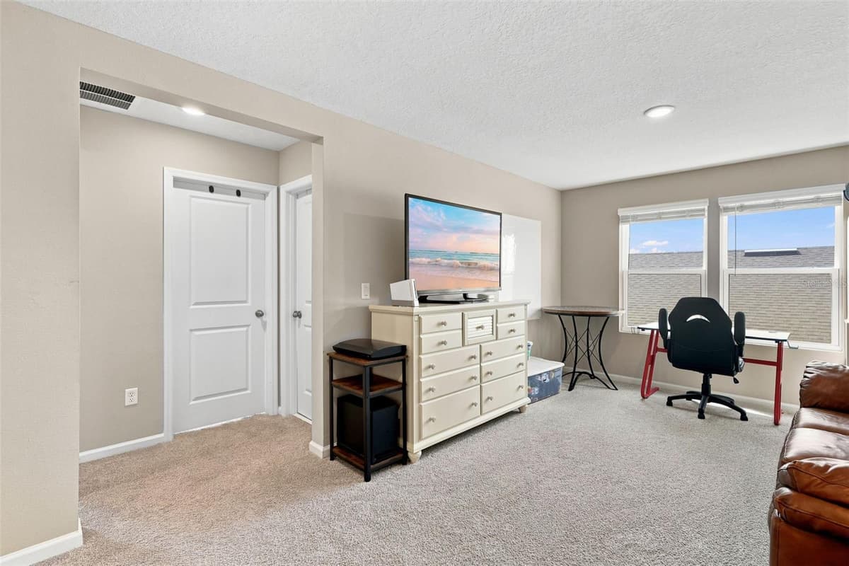 832 GRIFFON AVENUE — photo 13 of 58