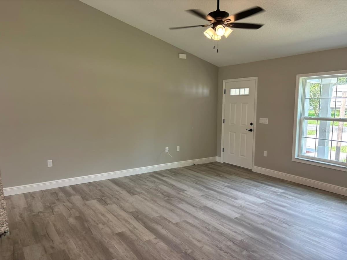 8468 EMPIRE AVENUE — photo 9 of 28