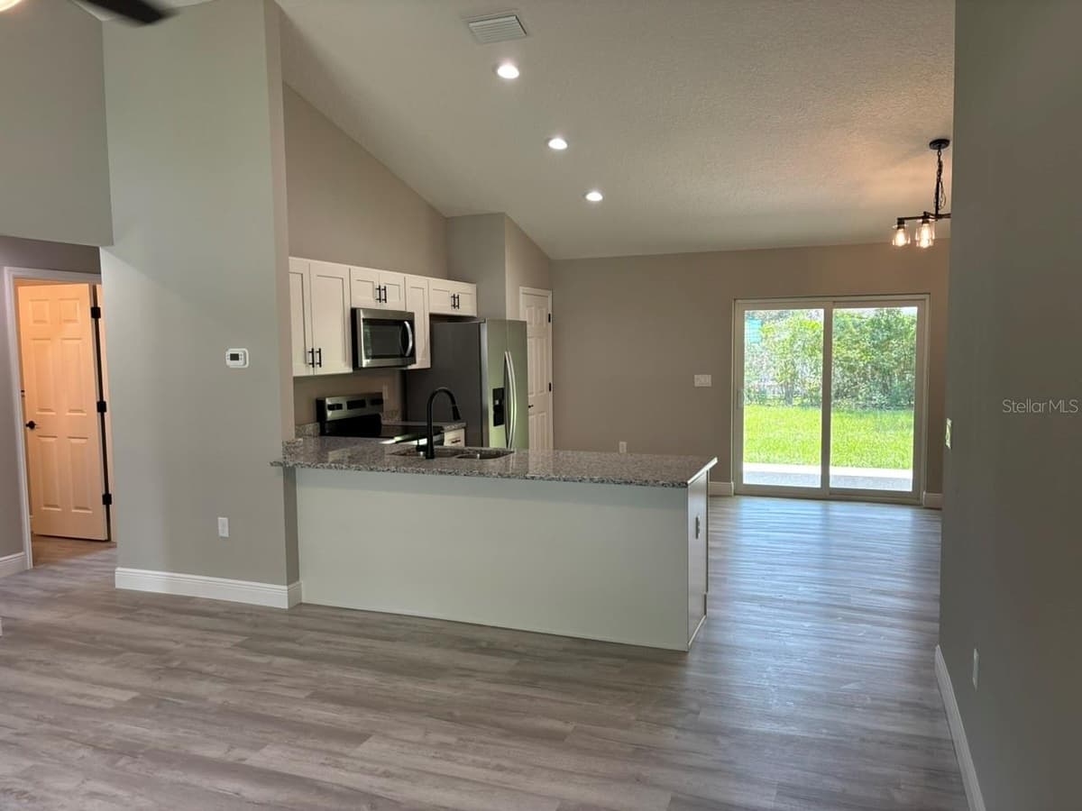 8468 EMPIRE AVENUE — photo 10 of 28