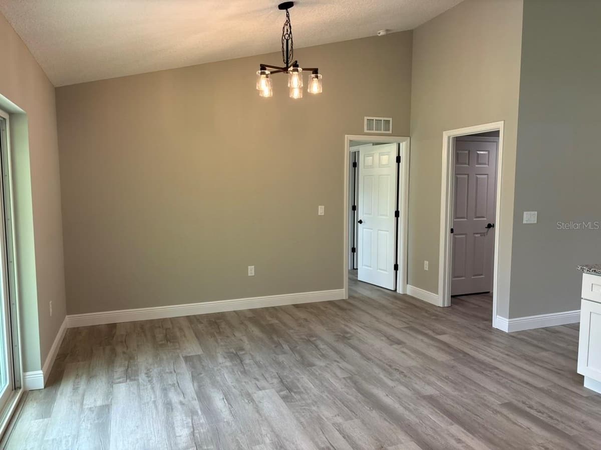 8468 EMPIRE AVENUE — photo 14 of 28