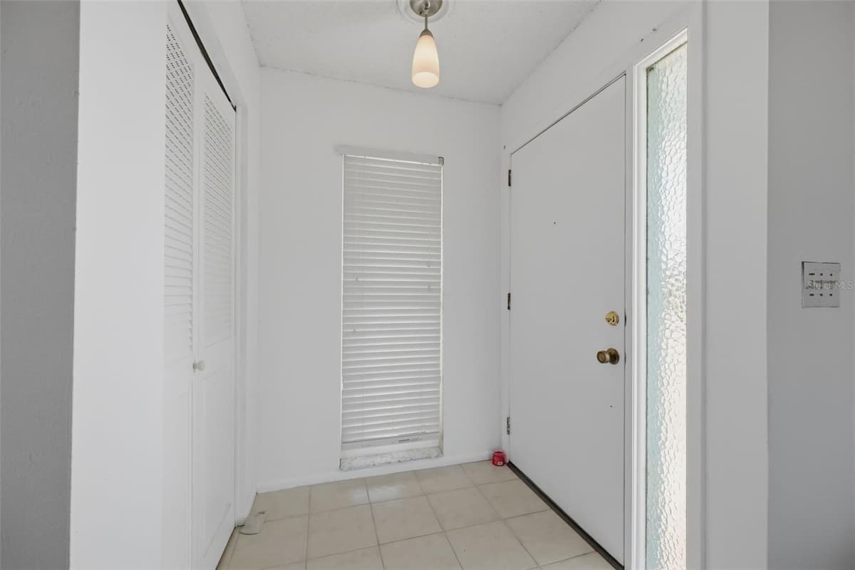 2722 SHERBROOKE LANE — photo 4 of 52