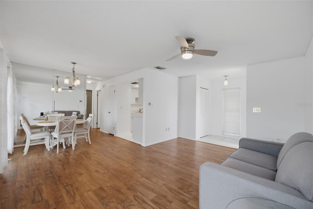 2722 SHERBROOKE LANE — photo 7 of 52