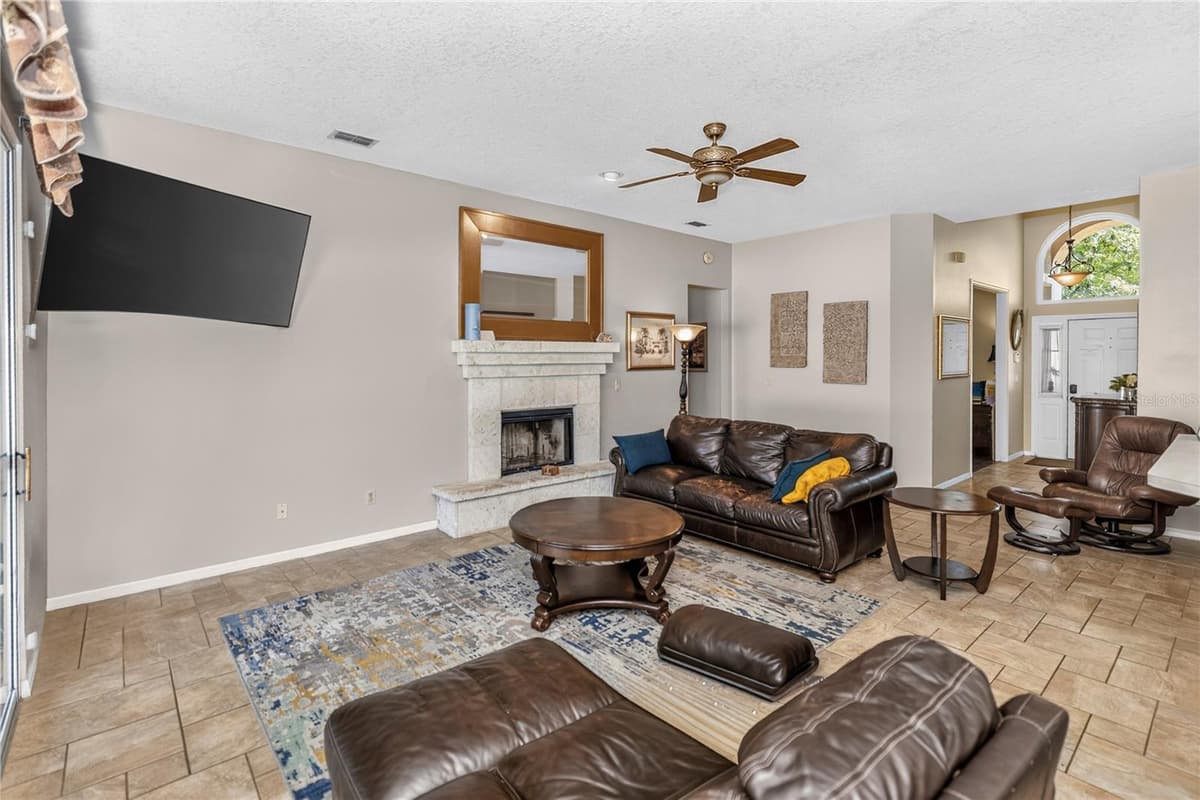 1907 WESTBOURNE DRIVE — photo 4 of 31