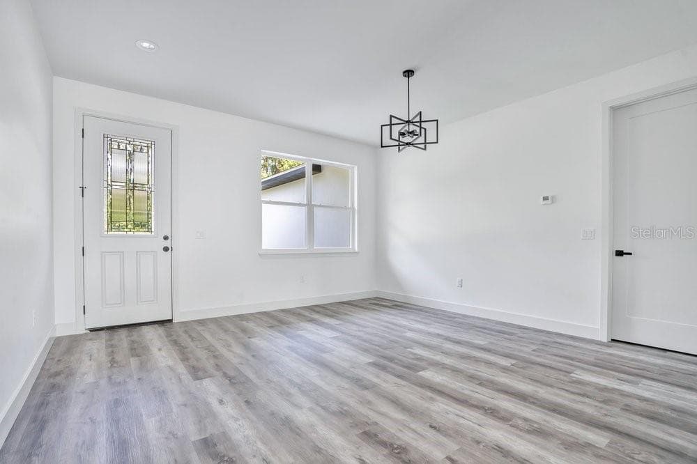 551 DOWLING CIRCLE — photo 9 of 41