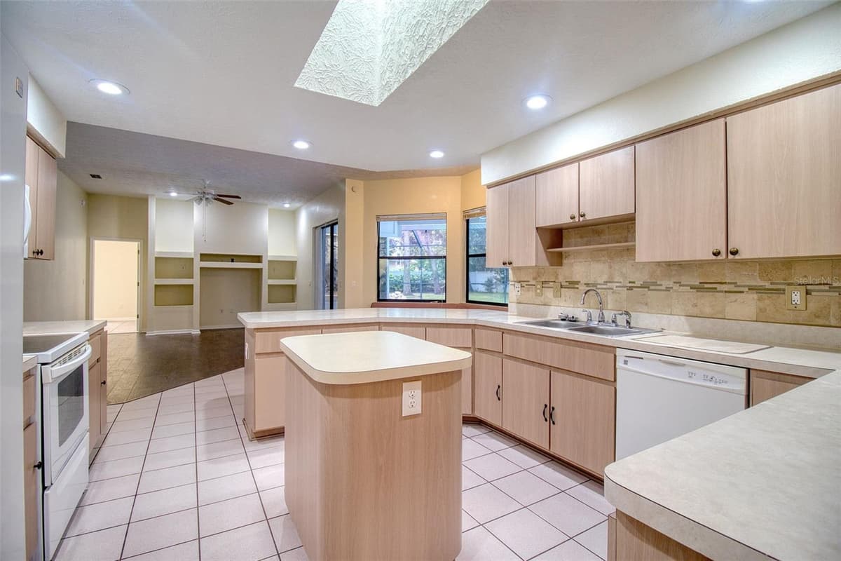 18608 AUTUMN LAKE BOULEVARD — photo 12 of 34