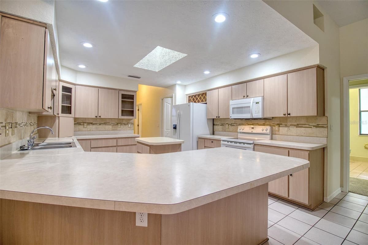18608 AUTUMN LAKE BOULEVARD — photo 11 of 34