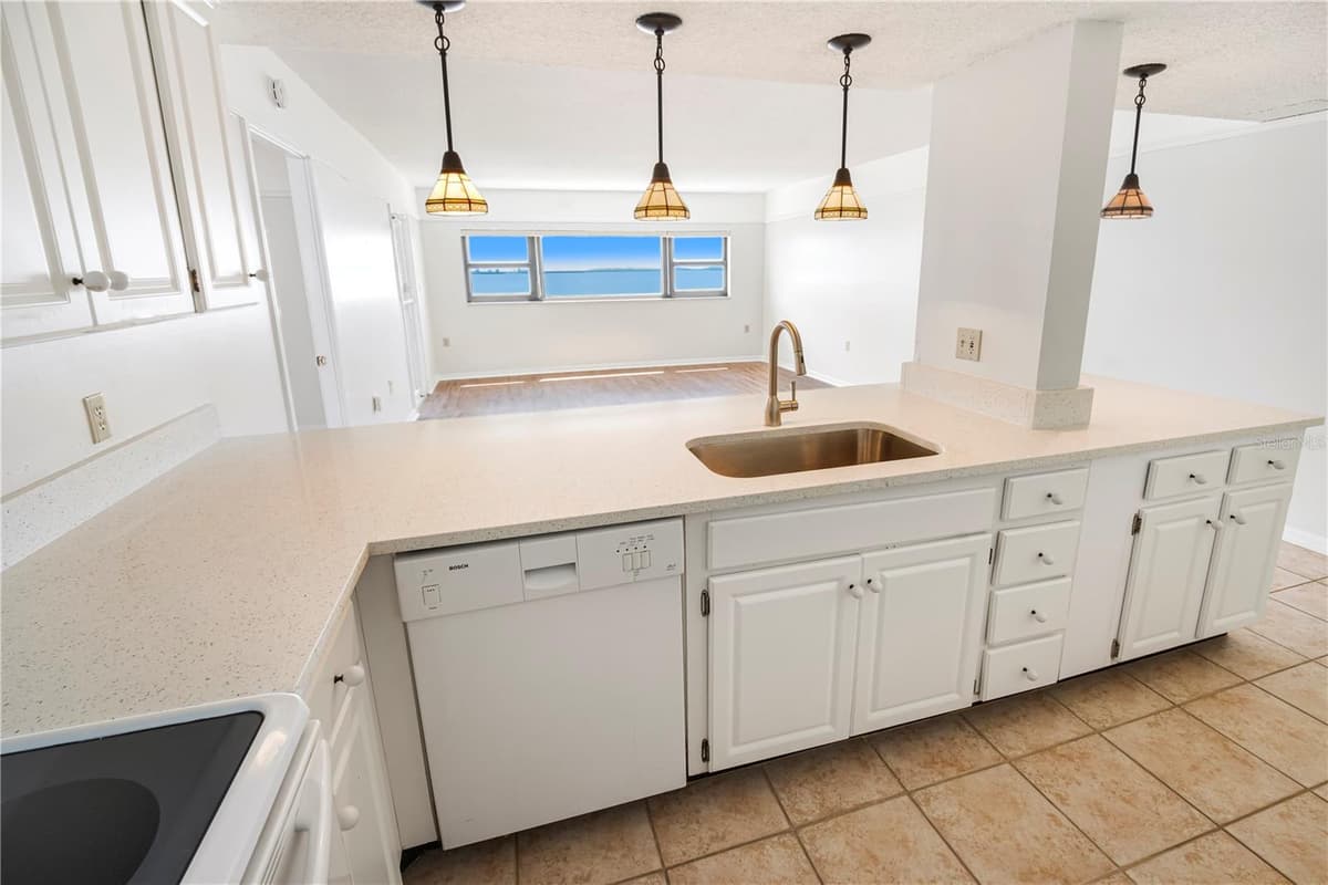4141 BAYSHORE BOULEVARD — photo 6 of 33