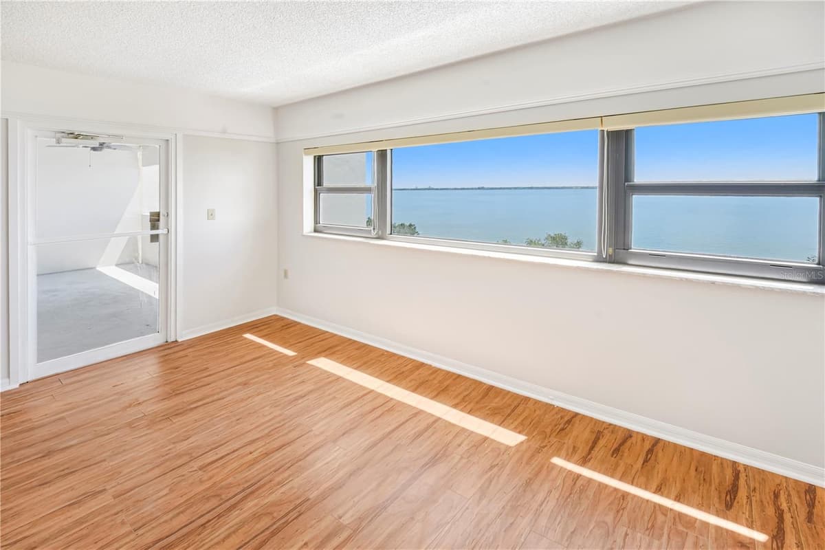 4141 BAYSHORE BOULEVARD — photo 11 of 33